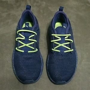 Puma  big boys size 2.5 navy blue & green sneakers